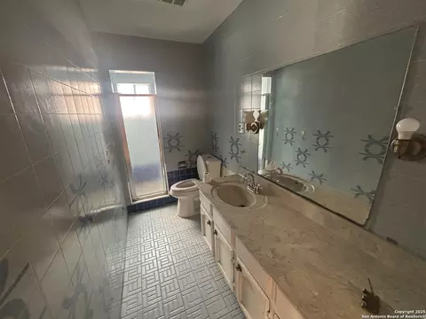Bath - 205 Sunset Loop, Laredo, TX 78046 photo 1 of 7