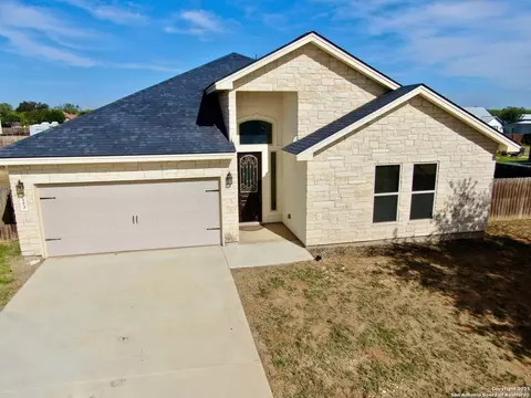 153 Medium Mdw, Lytle, TX 78052 photo 1