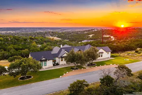 121 Center Oaks Ct, Kerrville, TX 78028