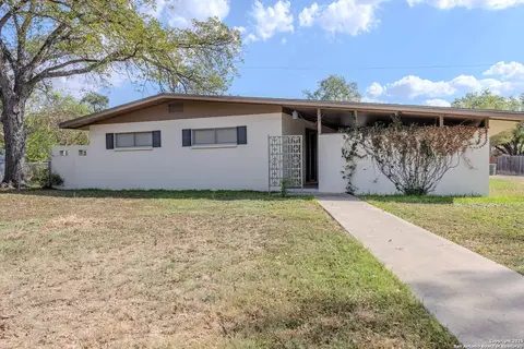 717 Skylane, Uvalde, TX 78801