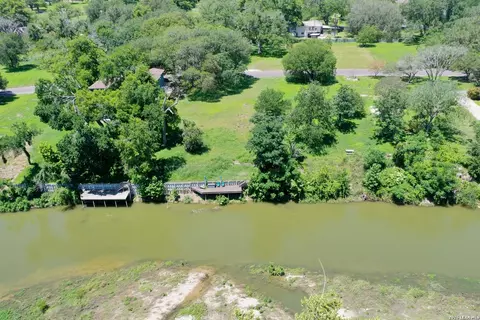 38 E Hampton, Seguin, TX 78155
