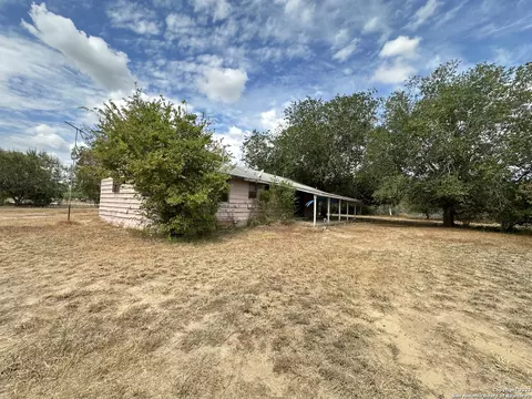 10498 Hollowell Rd, Atascosa, TX 78002