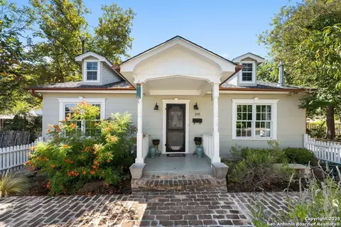 105 E Centre St, Fredericksburg, TX 78624