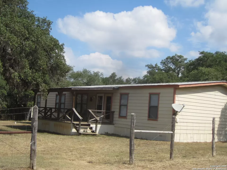  1318 Oak Ridge Ln, Pipe Creek, TX 78063 photo 3