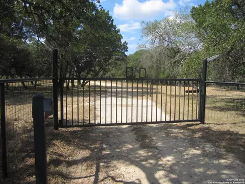 1318 Oak Ridge Ln, Pipe Creek, TX 78063