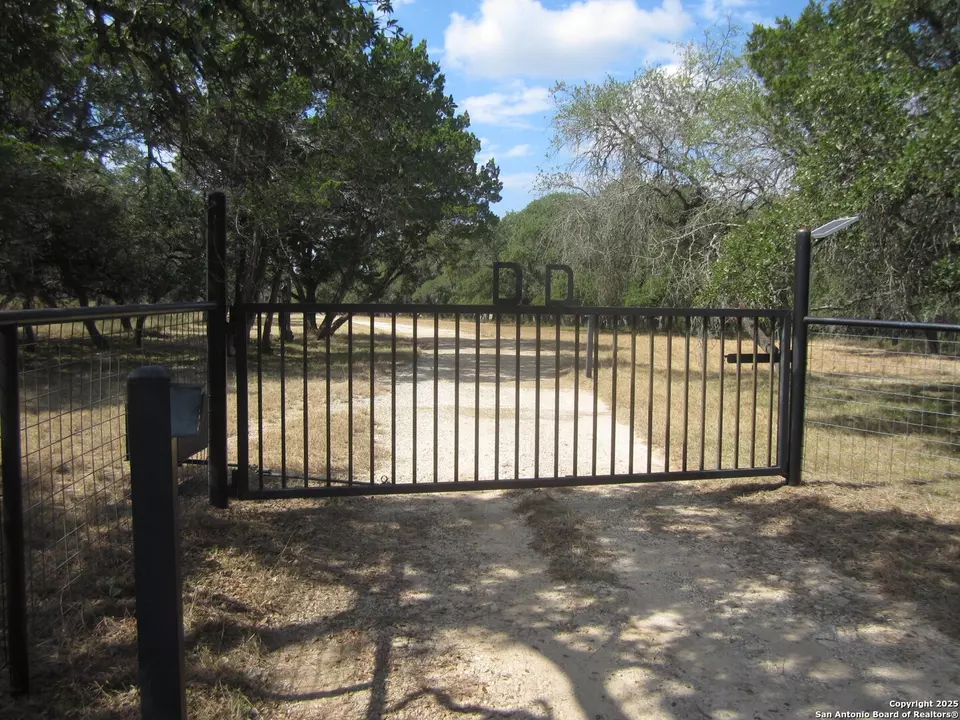  1318 Oak Ridge Ln, Pipe Creek, TX 78063 photo 1