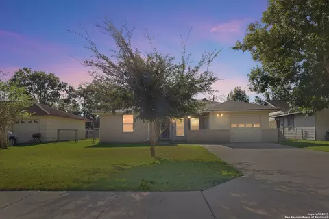 119 Bois D Arc, Lake Jackson, TX 77566