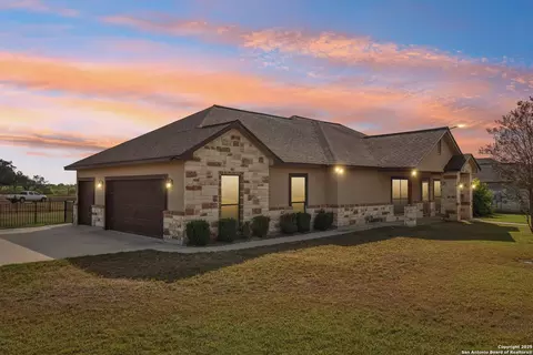 100 Fairway, Floresville, TX 78114