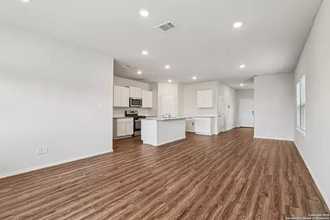 4006 Bay Leaf, Von Ormy, TX 78073 photo 4
