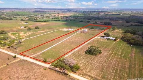 2998 Cr 302, Floresville, TX 78114