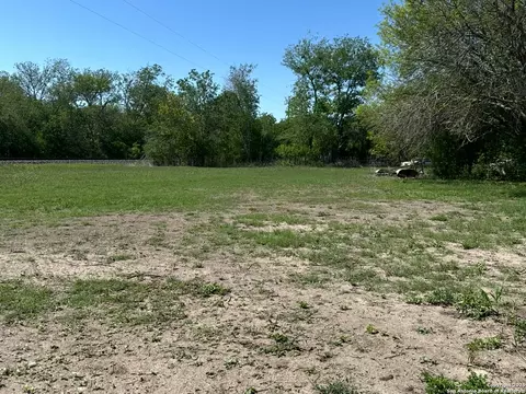 1231 State Highway 132, Devine, TX 78016