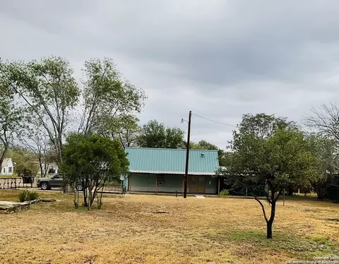 517 W Barnard, Sabinal, TX 78801