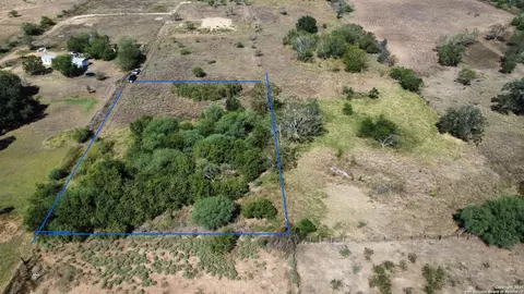 116 Tecolote Ln, Floresville, TX 78114
