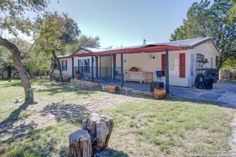 1400 Elmhurst Dr, Lakehills, TX 78063