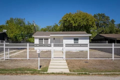 1207 W Gerald A, San Antonio, TX 78211