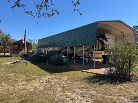 567 River Bnd, Bandera, TX 78003