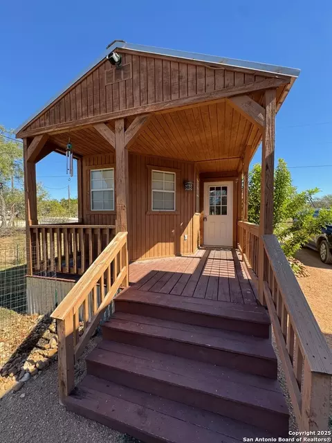 567 River Bnd, Bandera, TX 78003