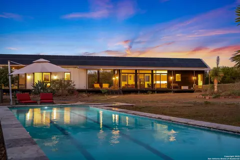 514 County Road 669, Devine, TX 78016