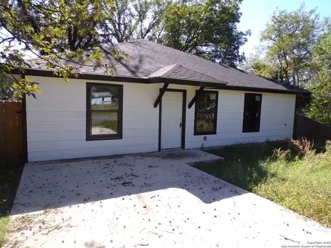 705 W Cargile, Uvalde, TX 78801