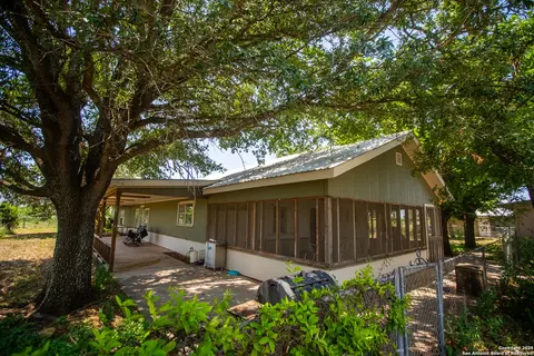 4843 N Fm 1436, La Pryor, TX 78872