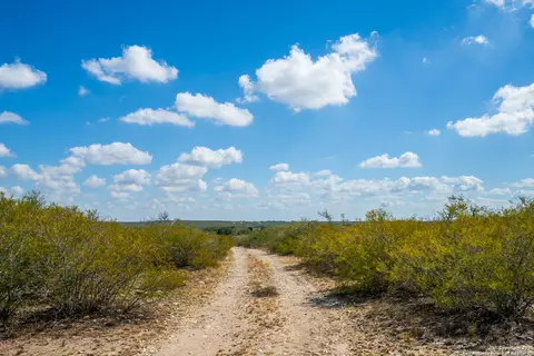 840 County Road 652, Devine, TX 78016 photo 2