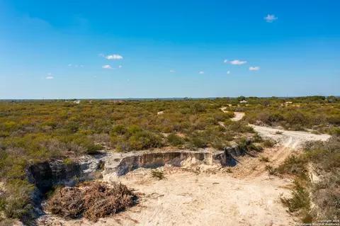 840 County Road 652, Devine, TX 78016 photo 9