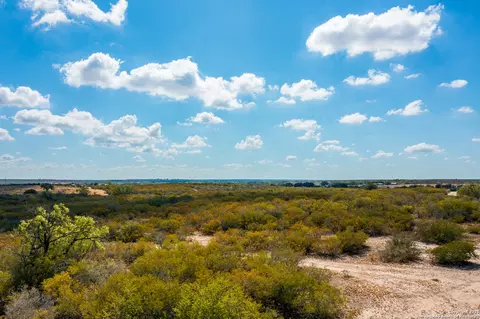 840 County Road 652, Devine, TX 78016