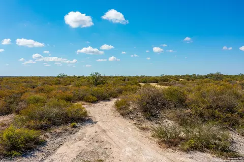 840 County Road 652, Devine, TX 78016 photo 5