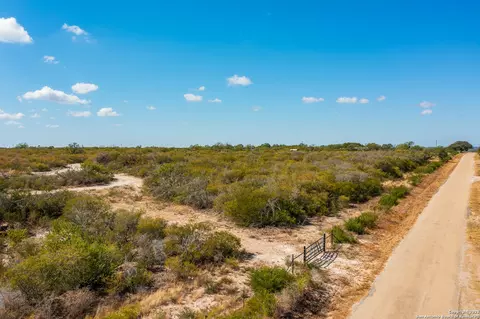 840 County Road 652, Devine, TX 78016 photo 4
