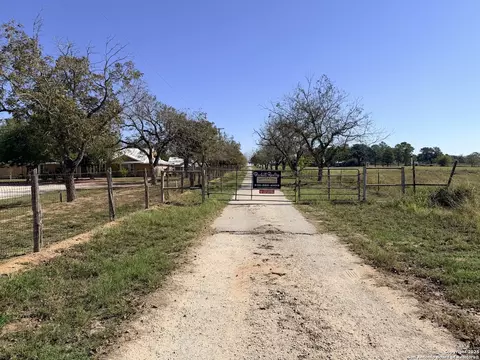 2880 2nd, Pleasanton, TX 78064