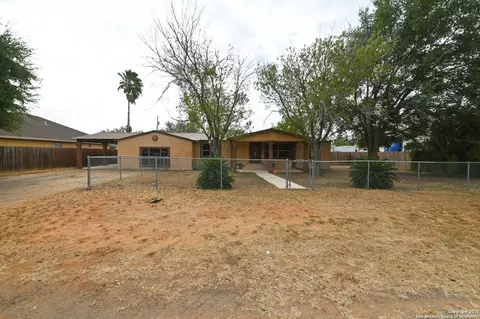 42 Mobile Rd, Cotulla, TX 78014