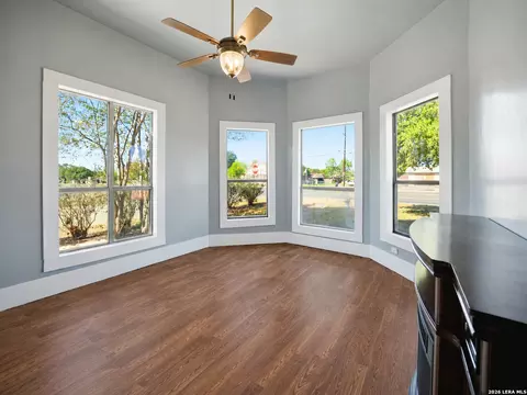 1004 E Colorado, Pearsall, TX 78061