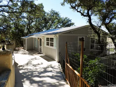 196 Whispering Oak Ln, Lakehills, TX 78063