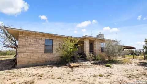2198 Cr 653, Devine, TX 78016