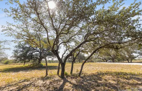 1304 County Road 777, Devine, TX 78016