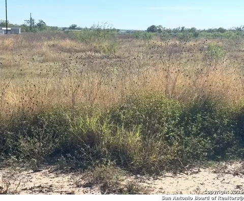 448 County Road 7712, Devine, TX 78016 photo 3