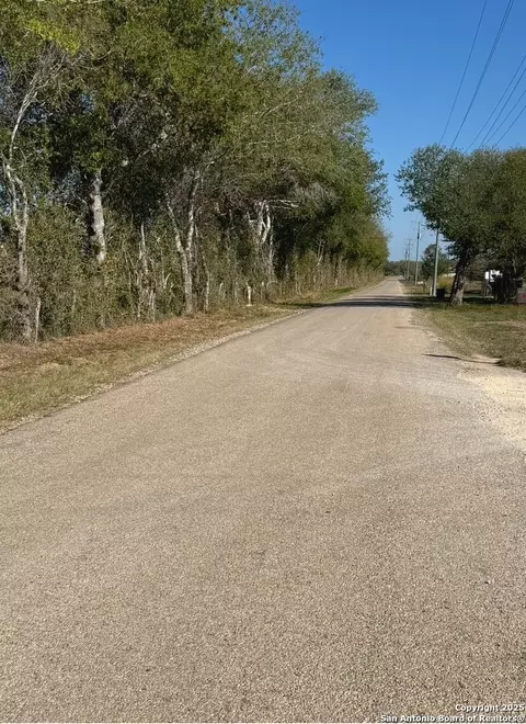 448 County Road 7712, Devine, TX 78016 photo 4