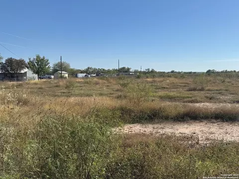 448 County Road 7712, Devine, TX 78016