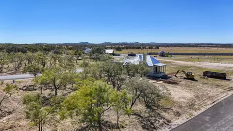 77 Arch Ray Loop, Fredericksburg, TX 78624