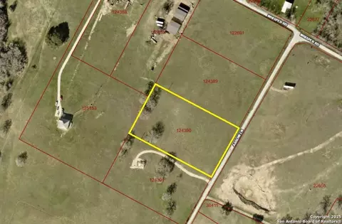 439 Arrow, Luling, TX 78648 photo 3