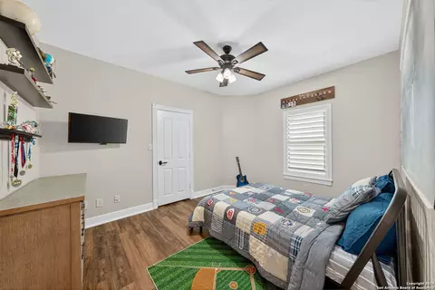 Bedroom - 2220 Fm 1343, Devine, TX 78016 photo 2 of 4