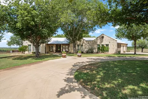 2220 Fm 1343, Devine, TX 78016