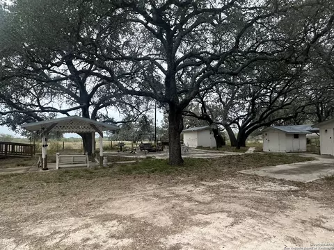 1150 County Road 765, Moore, TX 78057