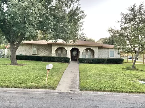 206 Harralton Cir, Devine, TX 78016 photo 1