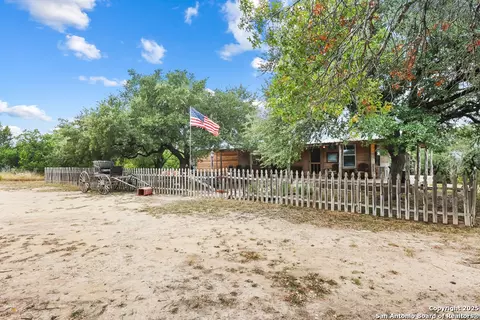 596 Oakridge Ln, Pipe Creek, TX 78063