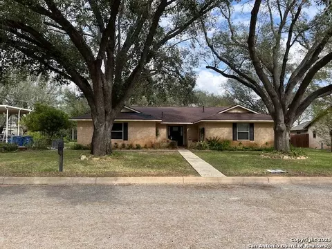1216 Mockingbird, Pleasanton, TX 78064