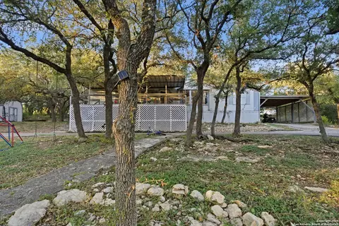 185 Canyon Bnd, Canyon Lake, TX 78133