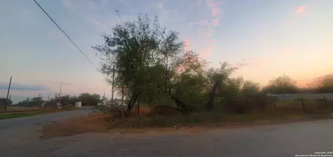 403 S Front, Cotulla, TX 78014 photo 4