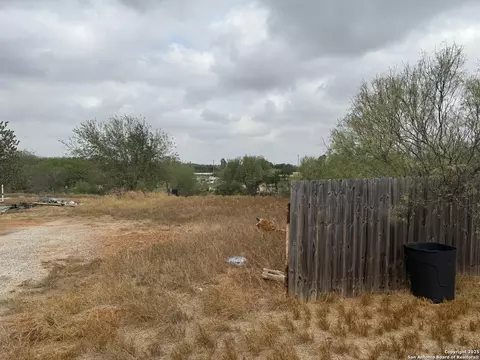 103 Oleander, Cotulla, TX 78014 photo 2