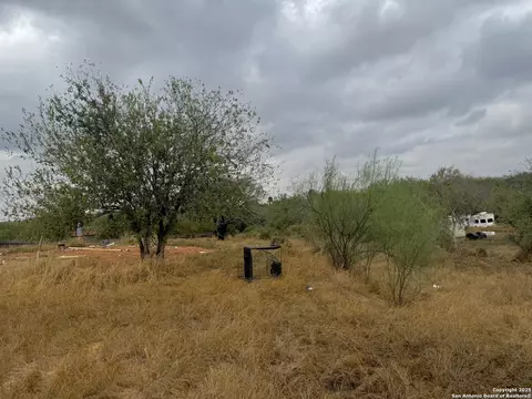 103 Oleander, Cotulla, TX 78014 photo 5